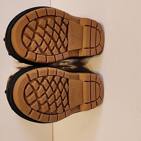 Cat and Jack brand winter boots for toddlers, size 6 - Picture 6 of 7